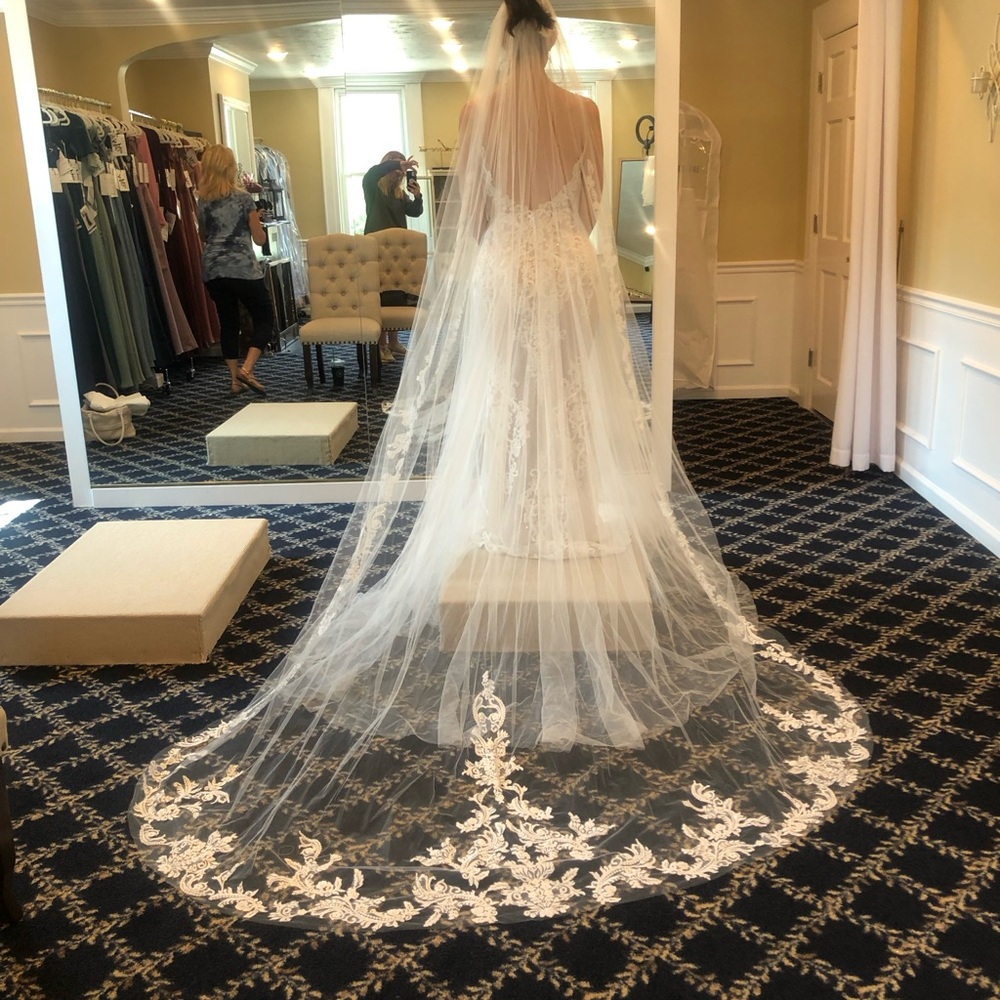 Stunning, never worn , bridal veil. Beautiful lace to frame the train!